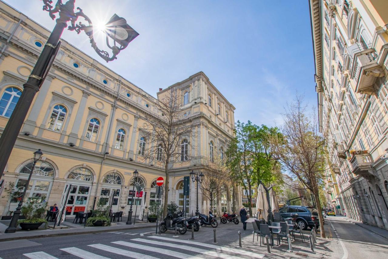 Casa Vacanze Al Teatro Trieste Extérieur photo
